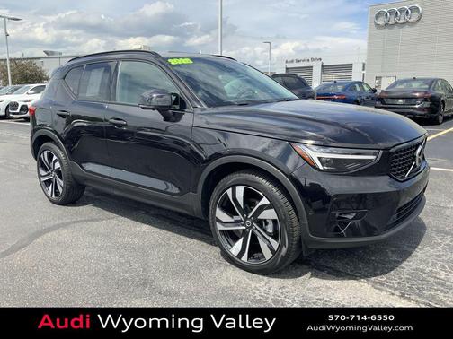 Onyx Black Metallic 2025 Volvo XC40 B5 Plus Dark Theme