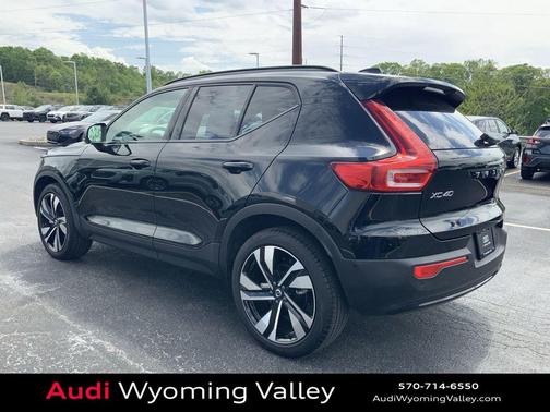 Onyx Black Metallic 2025 Volvo XC40 B5 Plus Dark Theme