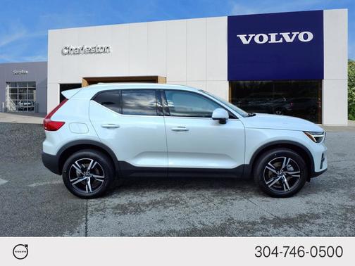2025 Volvo XC40 B5 Core Bright Theme