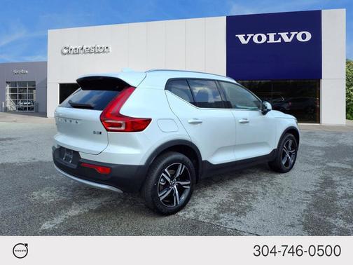 2025 Volvo XC40 B5 Core Bright Theme