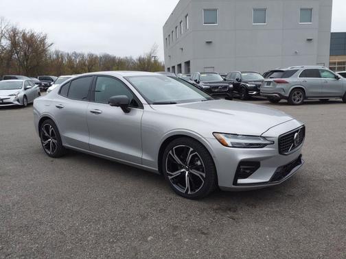 2024 Volvo S60 B5 Plus Dark