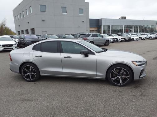2024 Volvo S60 B5 Plus Dark