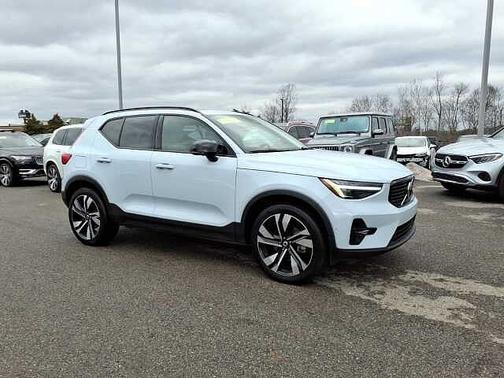 2024 Volvo XC40 B5 Ultimate Dark