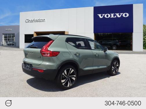 2025 Volvo XC40 B5 Plus Dark Theme