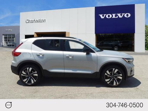 2025 Volvo XC40 B5 Plus Dark Theme