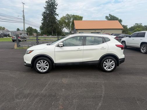 Glacier White 2017 Nissan Rogue Sport AWD SV