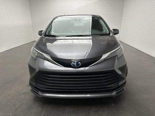 2025 Toyota Sienna LE