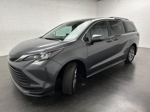 2025 Toyota Sienna LE