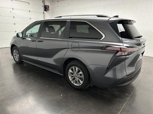 2025 Toyota Sienna LE