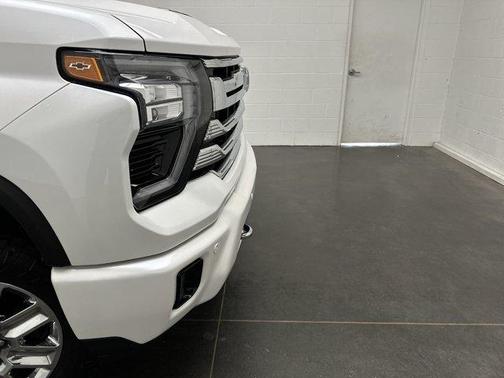 Iridescent Pearl Tricoat 2024 Chevrolet Silverado 3500 High Country