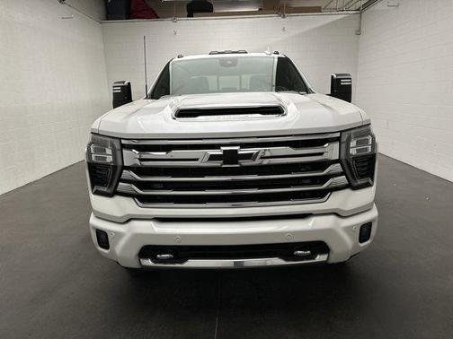 Iridescent Pearl Tricoat 2024 Chevrolet Silverado 3500 High Country