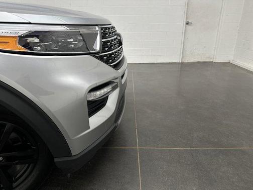 Iconic Silver Metallic 2023 Ford Explorer XLT