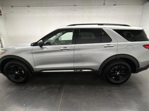 Iconic Silver Metallic 2023 Ford Explorer XLT