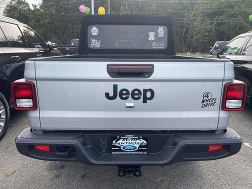 Silver Zynith Clearcoat 2023 Jeep Gladiator Willys 4x4