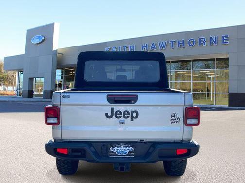 Silver Zynith Clearcoat 2023 Jeep Gladiator Willys 4x4