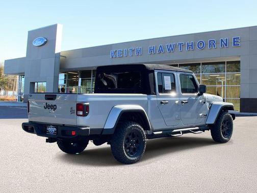 Silver Zynith Clearcoat 2023 Jeep Gladiator Willys 4x4
