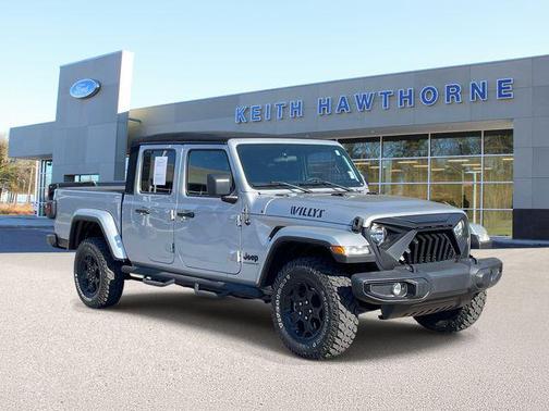 Silver Zynith Clearcoat 2023 Jeep Gladiator Willys 4x4