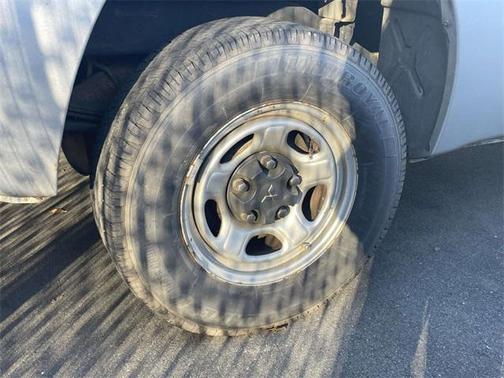 2008 Mitsubishi Raider LS