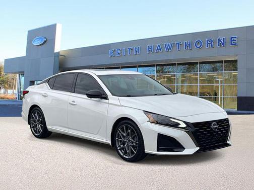 Pearl White Tricoat 2023 Nissan Altima SR VC-Turbo FWD