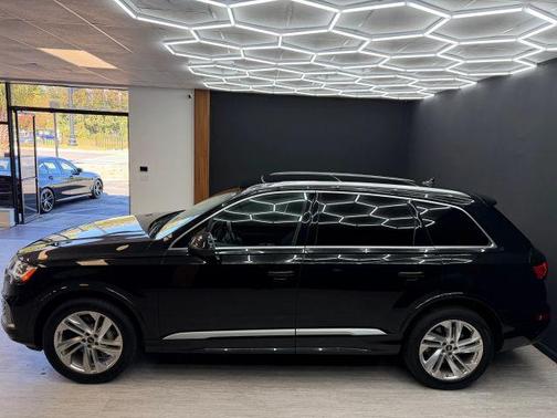 Mythos Black Metallic 2022 Audi Q7 55 Premium