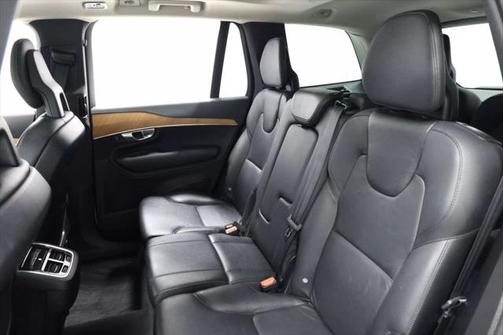 2022 Volvo XC90 T5 Momentum