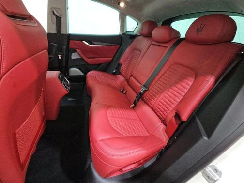 Bianco 2022 Maserati Levante Modena