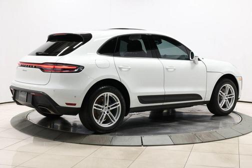 2022 Porsche Macan Sport Utility 4D