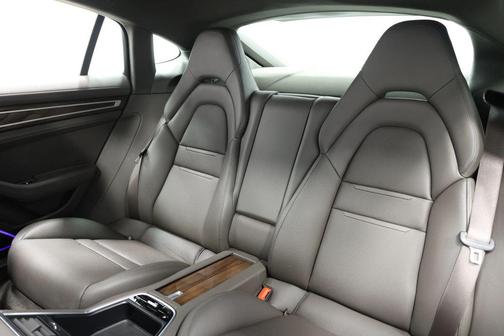 2018 Porsche Panamera 4