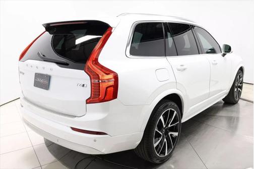 2022 Volvo XC90 T6 Momentum