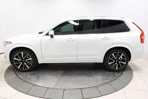 2022 Volvo XC90 T6 Momentum