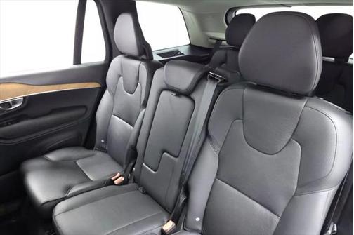2022 Volvo XC90 T6 Momentum