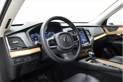 2022 Volvo XC90 T6 Momentum