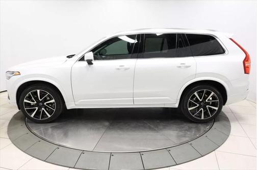 2022 Volvo XC90 T6 Momentum