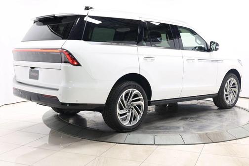 Pristine White Metallic Tri-Coat 2025 Lincoln Navigator Reserve