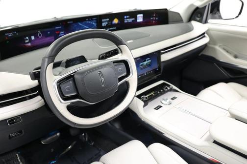 Pristine White Metallic Tri-Coat 2025 Lincoln Navigator Reserve