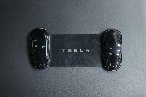 Deep Blue Metallic 2021 Tesla Model S Plaid