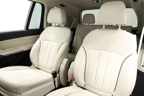 Mineral White Metallic 2021 BMW X7 xDrive40i