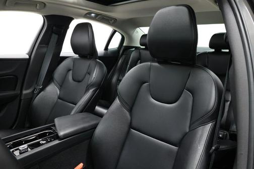 2024 Volvo S60 B5 Core Dark Theme