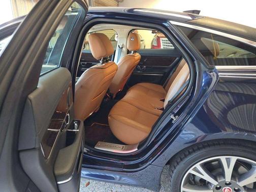Loire Blue Metallic 2019 Jaguar XJ R-Sport