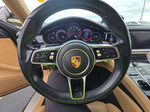 2018 Porsche Panamera 4