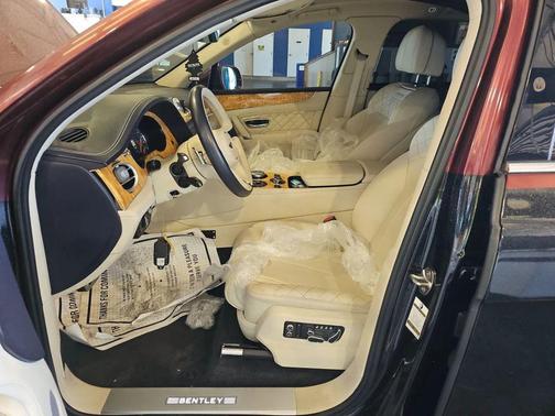 Dark Sapphire Metallic 2017 Bentley Bentayga W12