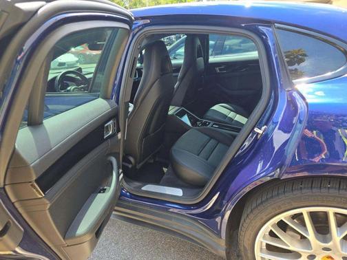 Gentian Blue Metallic 2020 Porsche Panamera 4