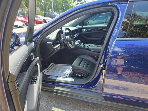 Gentian Blue Metallic 2020 Porsche Panamera 4