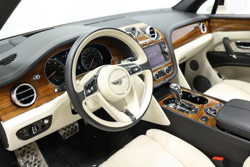 Ghost White 3 Coat Pearlescent 2018 Bentley Bentayga Onyx Edition