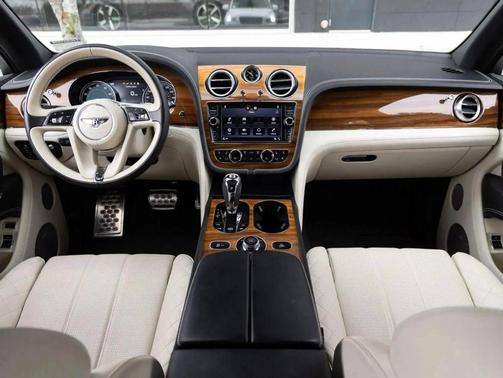 Ghost White 3 Coat Pearlescent 2018 Bentley Bentayga Onyx Edition