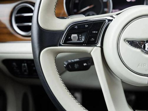 Ghost White 3 Coat Pearlescent 2018 Bentley Bentayga Onyx Edition