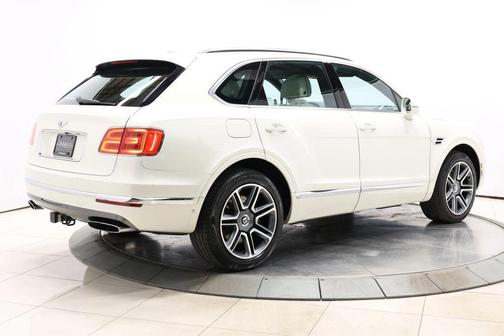 Ghost White 3 Coat Pearlescent 2018 Bentley Bentayga Onyx Edition