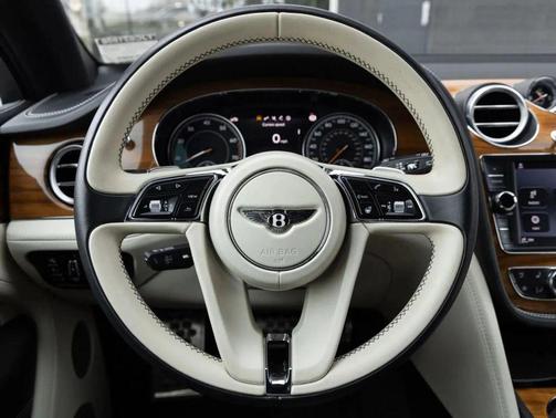 Ghost White 3 Coat Pearlescent 2018 Bentley Bentayga Onyx Edition