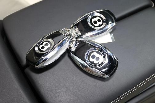 Ghost White 3 Coat Pearlescent 2018 Bentley Bentayga Onyx Edition