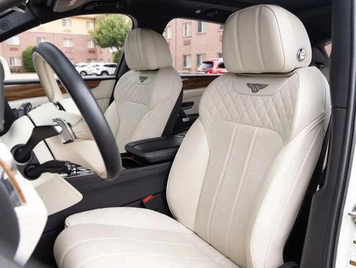Ghost White 3 Coat Pearlescent 2018 Bentley Bentayga Onyx Edition